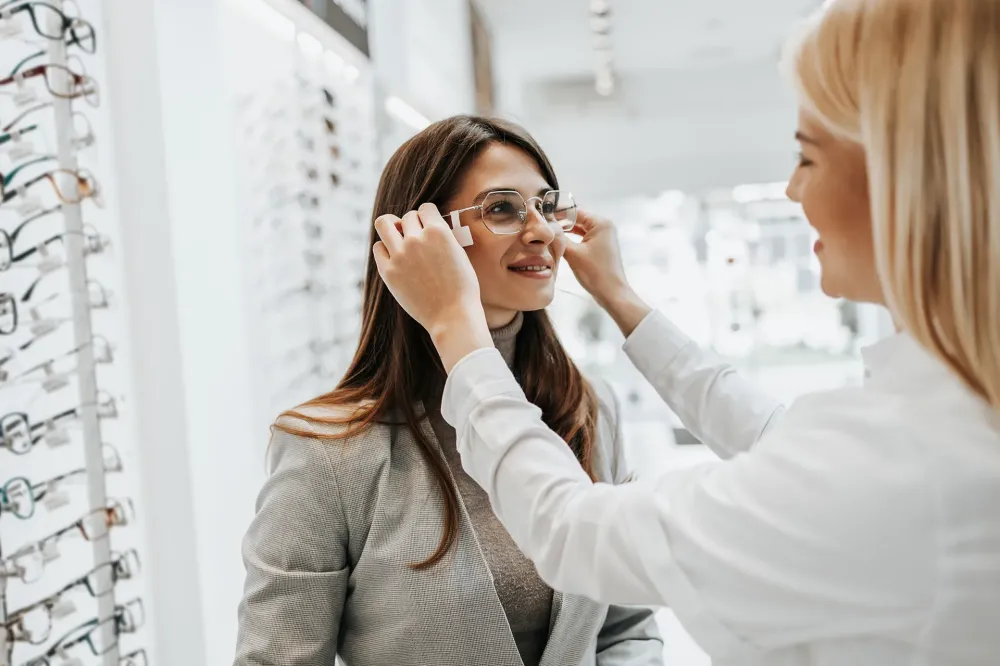 opticien-lunettes-client