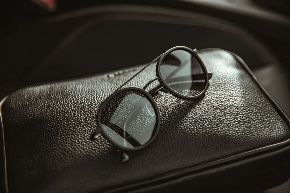 lunettes-solaires-noires-cuir-noir