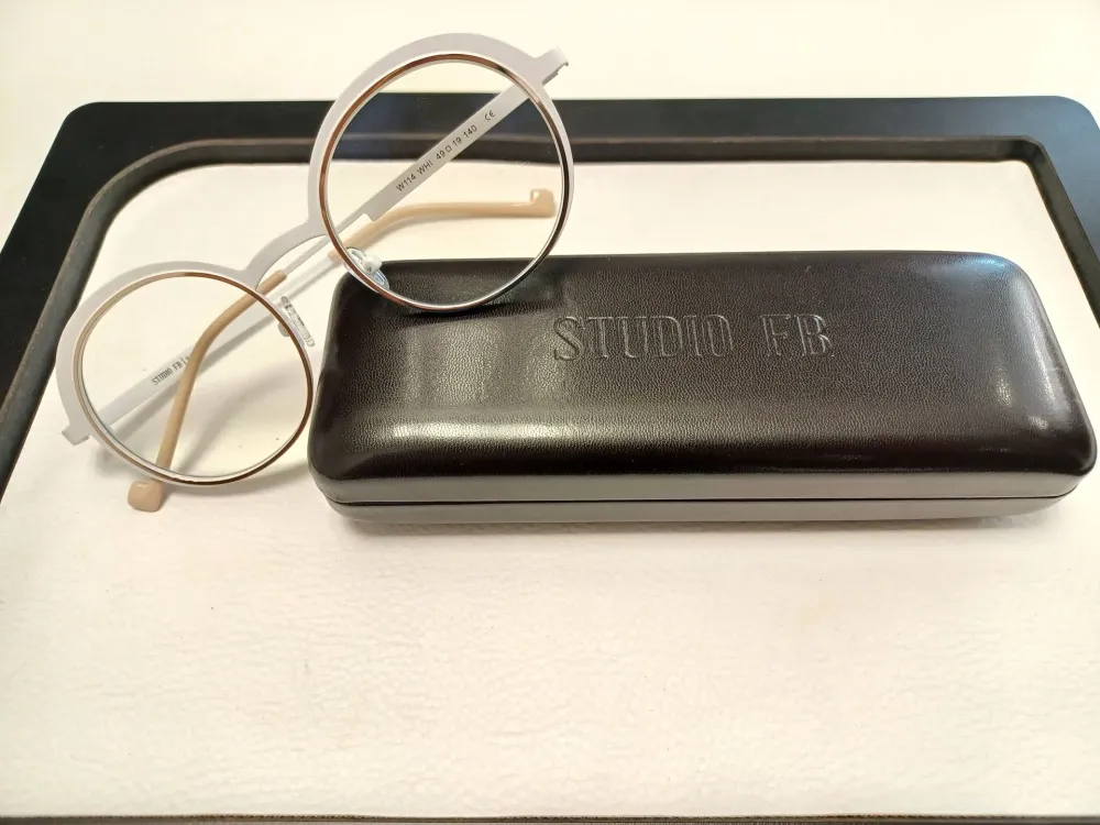 monture-lunettes-blanche-beige