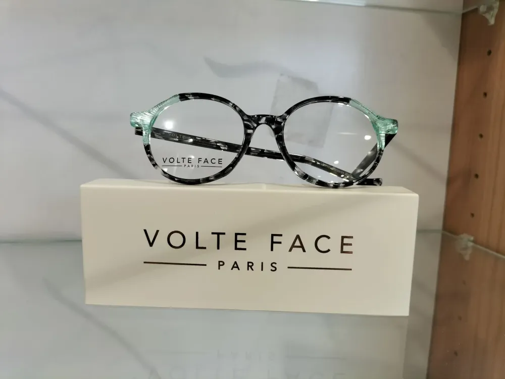 monture-lunettes-noir-verre-d-eau