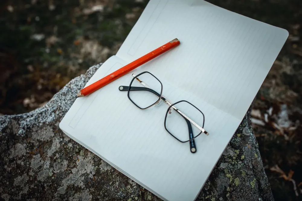 lunettes-cahier-crayon