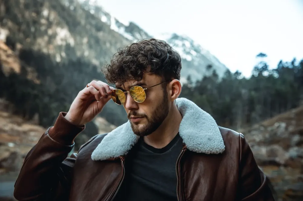 homme-lunettes-solaires-montagne